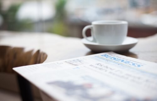 Filiżanka kawy przy porannej gazecie