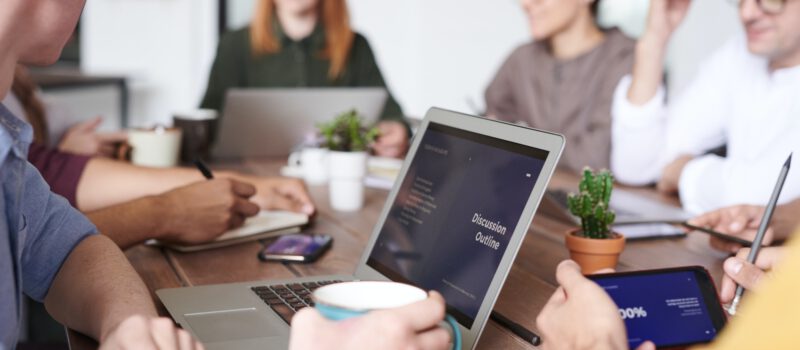 Mężczyzna pije kawę podczas warsztatów